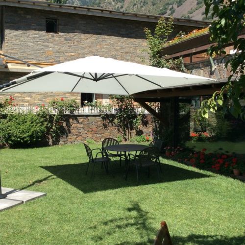Pisa guarda-sol instalado em uma casa branca privada